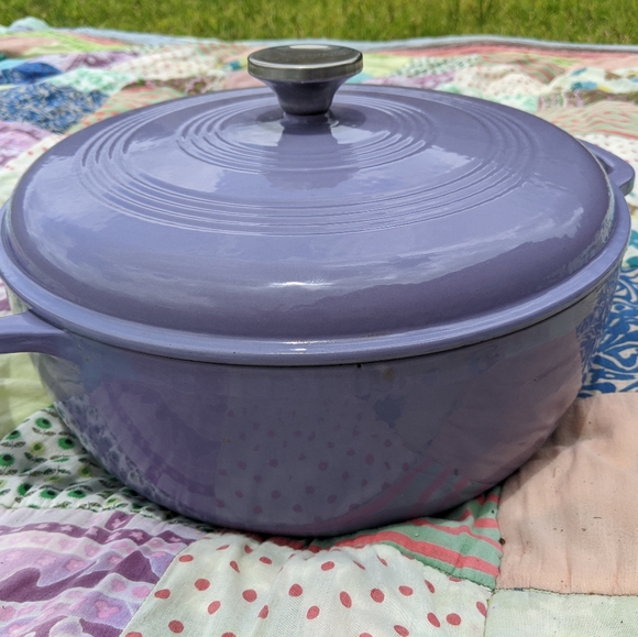 SOLD Lodge 7.5 Quart Lilac Dutch Oven - Picture 1 of 6